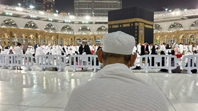 بعد الجدل.. تعرف على سبب ارتداء شيخ الأزهر طاقية من المخيط داخل الحرم