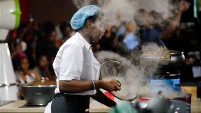 طبخت لمدة 100 ساعة.. نيجيرية تسجل الرقم القياسي لأطول ساعات الطهي دون توقف 