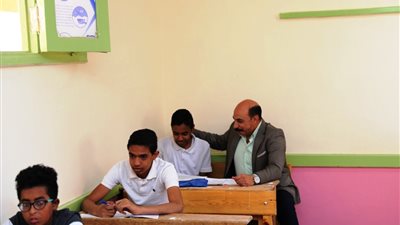 محافظ أسوان يتفقد لجان امتحانات الإعدادية والثانوية ويوجه بتهيئة الأجواء أمام الطلاب