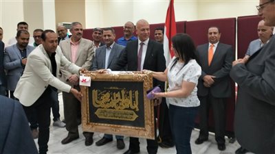 مساعد رئيس المجتمعات العمرانية يُكرم رئيس جهاز العاشر من رمضان السابق