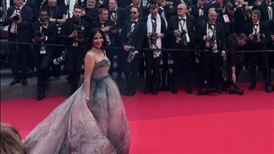 إطلالة كالفراشة.. منى زكي تصل إلى حفل افتتاح مهرجان كان السينمائي وسط حضور نجوم عالميين