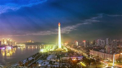 زعيم كوريا الشمالية يتفقد محطة للأقمار الصناعية العسكرية