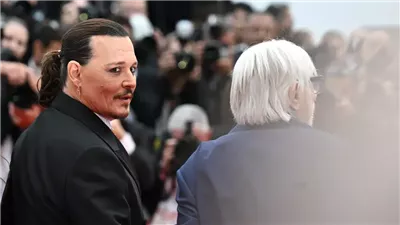 جوني ديب يلقى ترحيبًا حارًا في مهرجان كان.. وأصدقاء آمبر هيرد ينتقدون ظهوره 