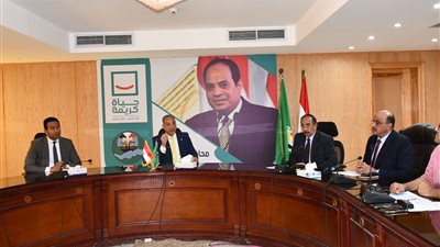 محافظ الفيوم يتابع أعمال مشروعات الرصف بالطرق الرئيسية والحيوية 