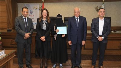 محافظ الجيزة يسلم منحًا مالية لـ50 يتيمة للمساعدة في إتمام الزواج