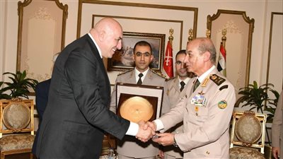 وزير الدفاع يلتقي نظيره الإيطالي لبحث مجالات التعاون العسكري