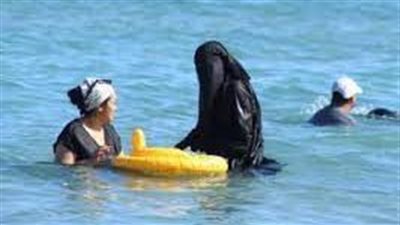 داعية إسلامية تحسم الجدل بشأن حكم نزول المنتقبات البحر في الأماكن عامة