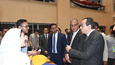 محافظ الفيوم ورئيس الجامعة يشهدان انطلاق الملتقى الأول لوحدة الاستثمار والتعاون الدولي