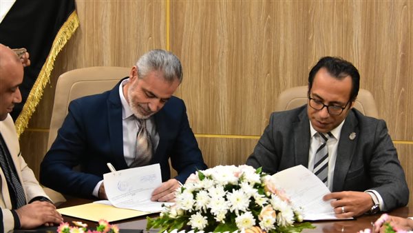 جانب من توقيع البروتوكول