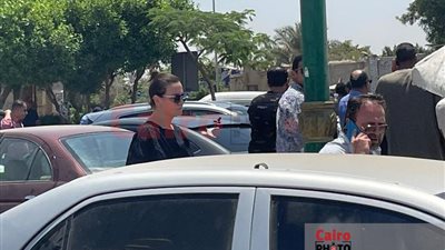 بحضور ريهام عبد الغفور.. الفنانة نور إيهاب تدخل في نوبة بكاء أثناء تشييع جثمان جدتها