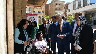 محافظ الفيوم يبحث مع وفد التنمية المحلية آليات التوسع في تنظيم ورش تدريبية لمنتجي الحرف اليدوية