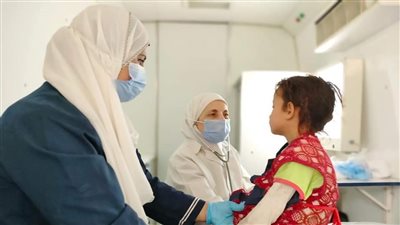 تقديم الخدمات الطبية والعلاجية لـ 1808 حالات خلال قافلة طبية بالمنيا