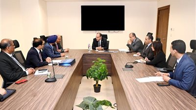 وزير الصناعة يناقش جذب استثمارات هندية في السيارات بمصر