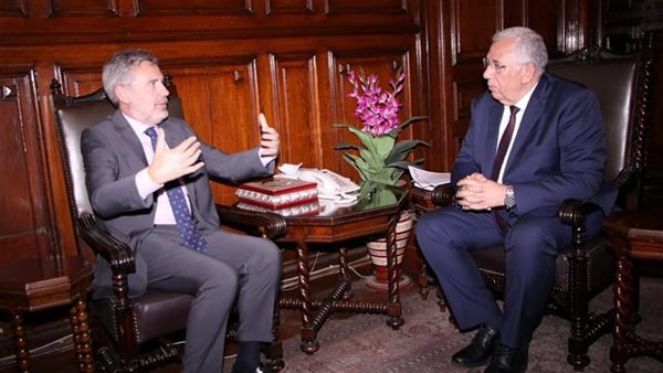 وزير الزراعة مع السفير