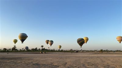 البالون يعود إلى التحليق في سماء الأقصر بعد تحسن الطقس.. وانطلاق 40 رحلة بـ1200 سائح