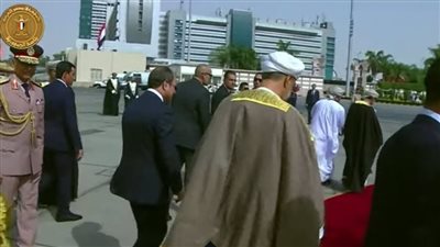 بمراسم رسمية.. السيسي يستقبل سلطان عمان في مطار القاهرة | صور