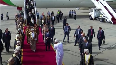 سلطان عمان هيثم بن طارق يصل إلى مطار القاهرة في زيارة رسمية لمدة يومين 