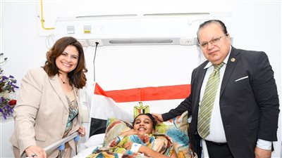 أول تعليق من والدة الطالبة المصرية مي عوض العائدة من السودان بعد خروجها من المستشفى | خاص