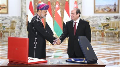  السلطان هيثم بن طارق يمنح الرئيس السيسي وسام عُمان الأول 