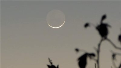 يزداد إضاءته مع مرور الأيام.. هلال القمر يزين سماء الوطن العربي اليوم