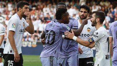 حكم مباراة فالنسيا وريال مدريد يتجاهل واقعة فينسيوس العنصرية في تقرير اللقاء
