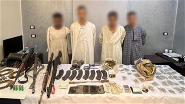 المتهمين وبحوزتهم