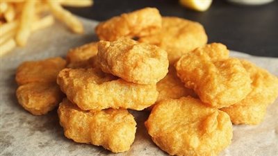 طريقة عمل ناجتس الفراخ بالبطاطس.. قدميها مع المكرونة بالصلصة