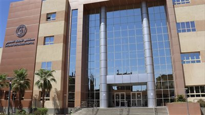 عمرها يوم.. أطباء الأقصر ينجحون في إنقاذ حياة طفلة ولدت بانسداد خلقي بفتحة الشرج