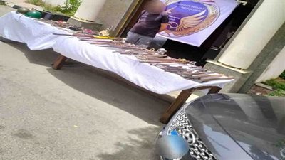 خناجر ومطاوٍ وقناع واقٍ.. تفاصيل القبض على عنصر إجرامي بالجيزة