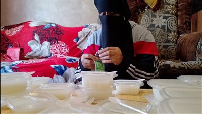 قصة كفاح سيدة تبيع وجبات منزلية لمساعدة زوجها: بعت دبلتي علشان أعمل المشروع| بث مباشر 