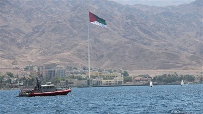 البحرية الأردنية تنقذ 26 سائحا فرنسيا بعد غرق قاربهم السياحي