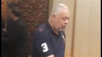 أشرف زكي يقدم واجب العزاء في والد الفنان شريف حافظ بمسجد الشرطة