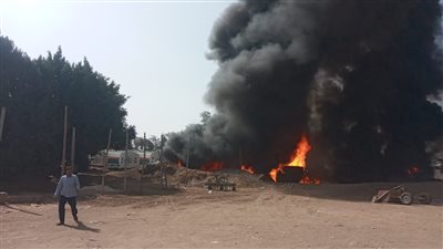 القليوبية في 24 ساعة| السيطرة على حريق 3 سيارات وقود.. ومصرع شاب مجهول الهوية صدمه قطار