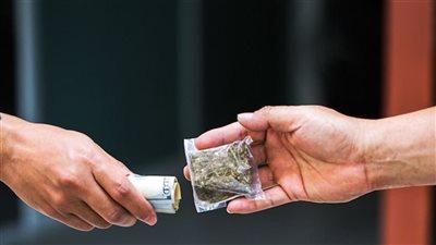 سبق اتهامه بالقتل والسرقة.. إحالة تاجر مخدرات بحوزته 45 كيس من الميثامفيتامين للجنايات