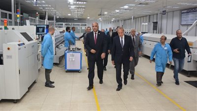 لدعم التصنيع المحلي.. محافظ القليوبية يتفقد شركة بنها للصناعات الإلكترونية 