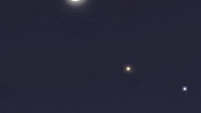 يشاهد بالعين المجردة.. القمر يقترن بكوكب المريخ مساء اليوم