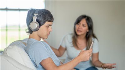 استطلاع رأي يحذر من وسائل التواصل الاجتماعي ومخاطرها على الصحة العقلية للشباب