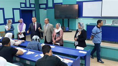 رئيس جامعة عين شمس يتفقد كلية العلوم لمتابعة سير الامتحانات | صور 