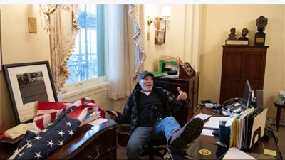 السجن 4 سنوات ونصف لصاحب أشهر صورة في اقتحام والهجوم على الكابيتول الأمريكي