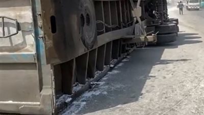 محملة بالأسمدة.. انقلاب سيارة نقل يتسبب في شلل مروري بالطريق الدائري| بث مباشر 