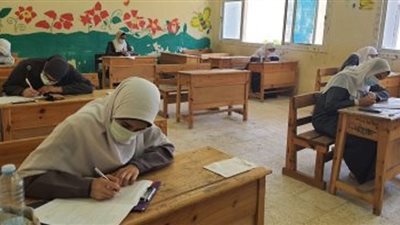 طلاب العلمي بالثانوية الأزهرية يؤدون امتحان مادة الجبر والهندسة الفراغية اليوم