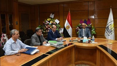 استعدادًا للافتتاح.. رئيس جامعة أسيوط يرأس اجتماع مستشفى الإصابات والطوارئ الجامعي الجديد