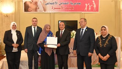 محافظ الإسكندرية يكرم الأمهات المثاليات في احتفالية مديرية التضامن