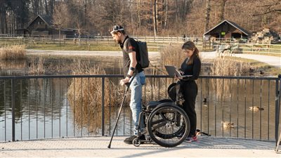 زراعة بالدماغ والعمود الفقري تعيد مريضًا بالشلل إلى حياته الطبيعية