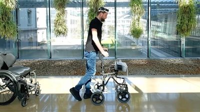 باستخدام الذكاء الاصطناعي.. رجل يشفى من الشلل بعد 10 سنوات إصابة