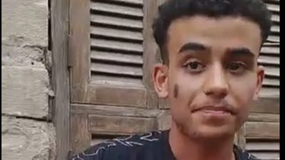 بائع ملابس يقلد أصوات الفنانين بسوق الجمعة: بقلد محمد رمضان واللمبي ونفسي أوصل لحلمي | بث مباشر 