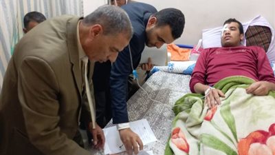 كلية القرآن الكريم بالأزهر تمتحن أحد طلابها في الاختبار الشفهي داخل المستشفى