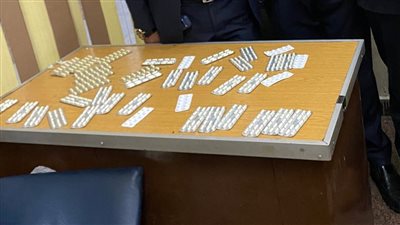  جمارك مطار القاهرة تضبط راكبا بحوزته 550 قرصا مخدرا في حقيبته وملابسه