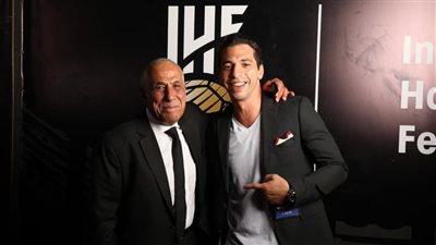 حسين لبيب يدعم أحمد الأحمر بعد انتقاده: أفضل لاعب في تاريخ كرة اليد المصرية