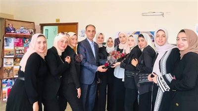 طالبات تربية نوعية طنطا ينظمن ممرا شرفيا لأستاذ جامعي لمساعدتهن في مشروع التخرج دون مقابل